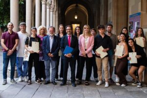 Foto grupal de ganadores y autoridades